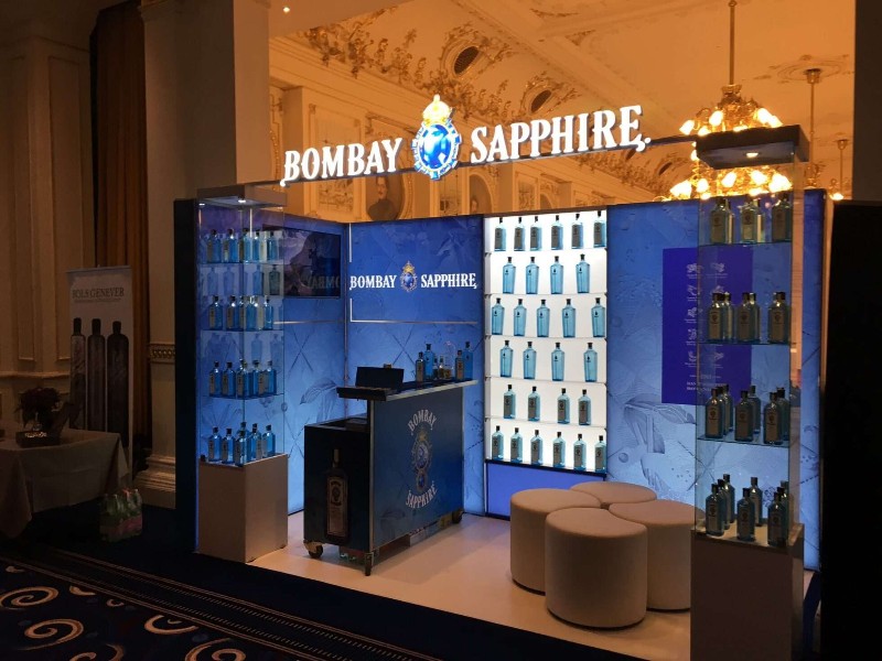Stand Bombay Sapphire: piccola area espositiva con esposizione prodotto illuminata