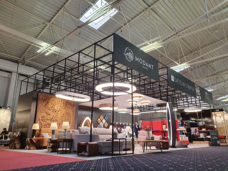 Stand Modant Interior: grande stand con strutture aeree e illuminazione scenografica