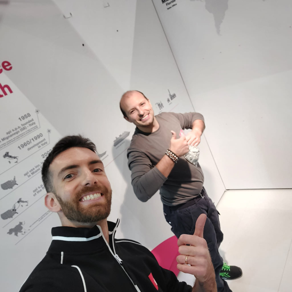 Un cliente API in un selfie con il team WOW Design nello stand
