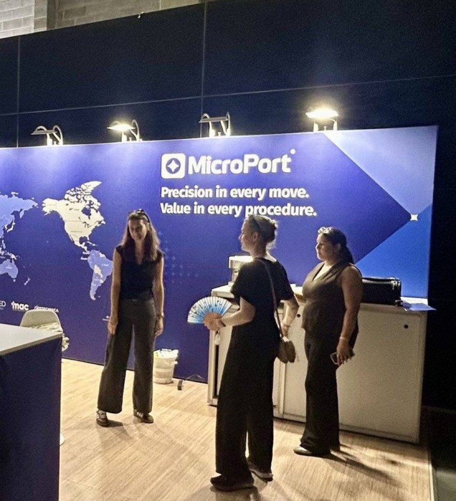 Il team MicroPort nello stand modulare appena consegnato da WOW Design