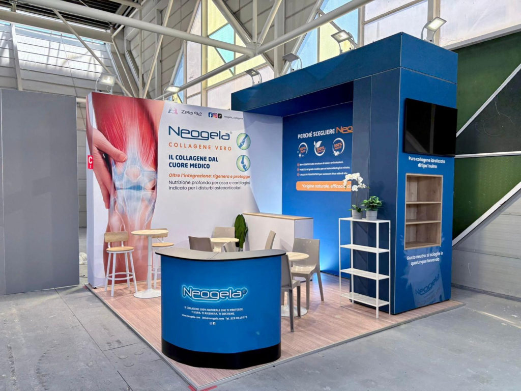 Stand modulare Neogela con reception e parete grafica